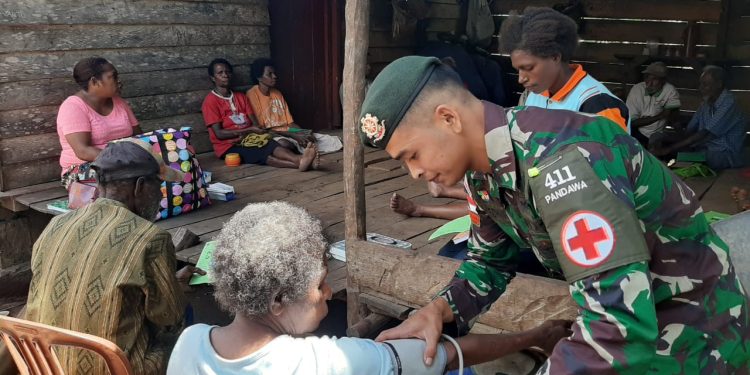 Pengobatan Keliling, Wujud Peduli Satgas Yonif MR 411/PDW Kostrad Pada Kesehatan Warga Kondo