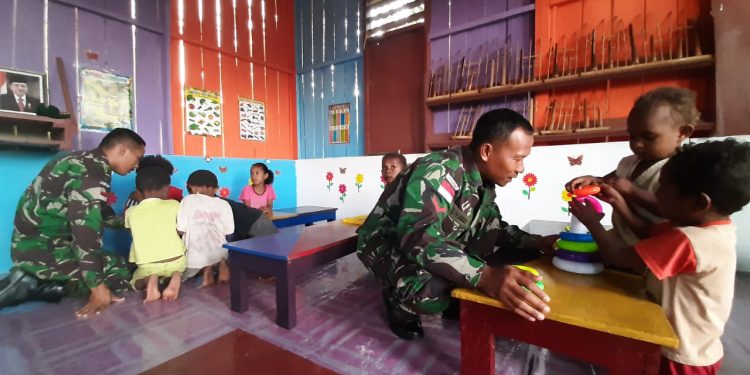Peduli Pendidikan, Satgas Perbatasan Indonesia-PNG Sulap Rumah Pintar