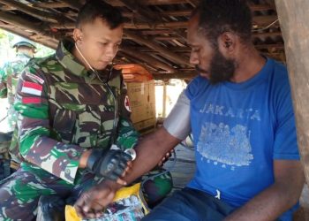Patroli Simpatik, Satgas Yonif 411 Kostrad Berikan Layanan Kesehatan