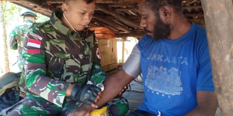 Patroli Simpatik, Satgas Yonif 411 Kostrad Berikan Layanan Kesehatan
