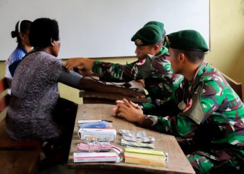 Peduli Kesehatan, Satgas Yonif 411/Pandawa Kostrad Beri Pengobatan Gratis