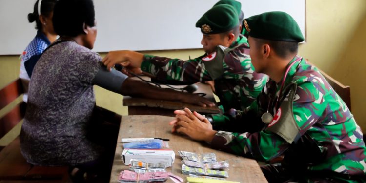 Peduli Kesehatan, Satgas Yonif 411/Pandawa Kostrad Beri Pengobatan Gratis