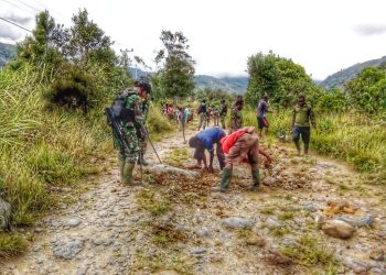Kemanunggalan TNI, 20 Personel Satgas Pamtas Yonif Raider Bantu Perbaikan Jalan di Distrik Walesi, Papua.