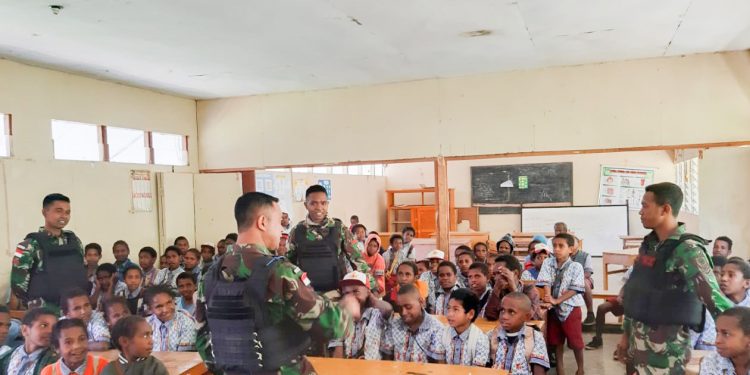 Tanamkan Cinta Tanah Air, Satgas Pamtas RI-PNG Yonif Raider 514 Ajarkan Ini