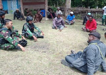 Jamin Keamanan Kondusif, Prajurit Satgas Perbatasan RI-PNG Jalin Silaturahmi ke Masyarakat