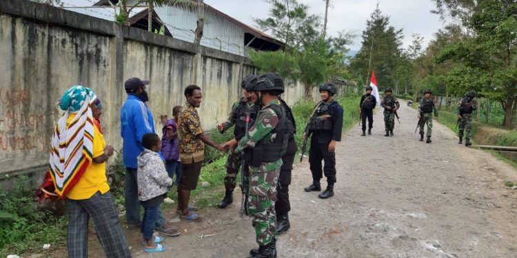 Jamin Situasi Kondusif di Wamena, TNI-Polri di Perbatasan Gelar Patroli Simpatik