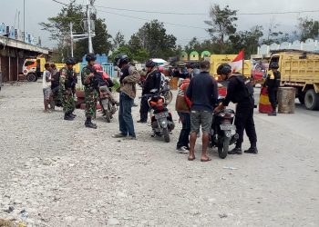 Jaga Keamanan, TNI-Polri yang Bertugas di Perbatasan Negara Lakukan Pemeriksaan