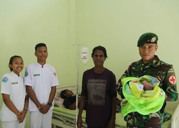 Anggota TNI Yonif 411 Kostrad Bantu Persalinan Warga Kampung Erambu, Papua