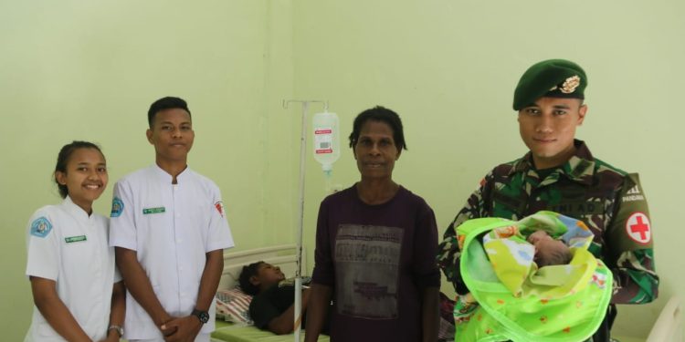 Anggota TNI Yonif 411 Kostrad Bantu Persalinan Warga Kampung Erambu, Papua