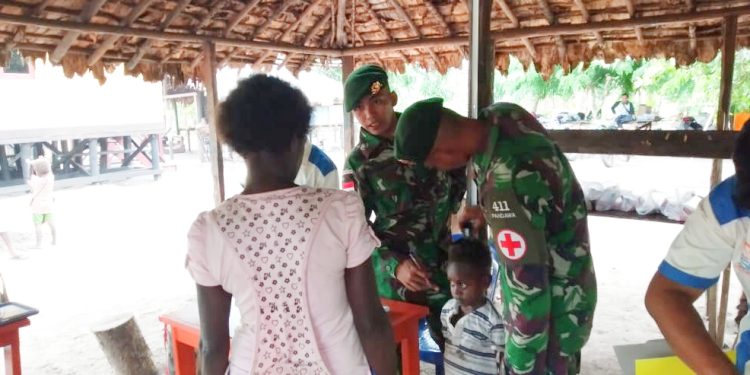 Peduli Tumbuh Kembang Bayi dan Ibu Hamil, Satgas Perbatasan Beri Pengobatan dan Pemeriksaan