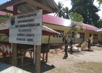 Jalin Keharmonisan, Personel Satgas Ops Pamrahwan Maluku Yonif 136 Bantu Renovasi Sekolah