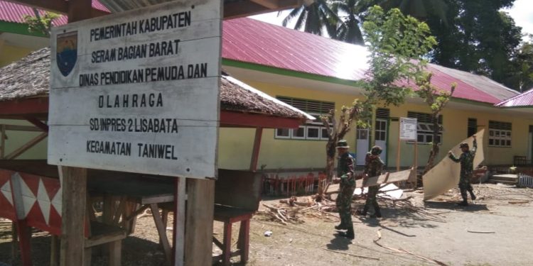 Jalin Keharmonisan, Personel Satgas Ops Pamrahwan Maluku Yonif 136 Bantu Renovasi Sekolah