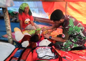 Pasca Gemba 6,8 SR di Maluku, Anggota TNI Beri Pelayanan Kesehatan