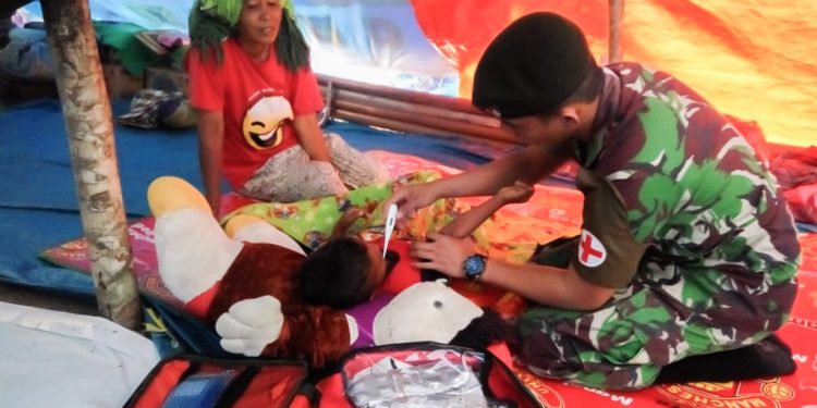 Pasca Gemba 6,8 SR di Maluku, Anggota TNI Beri Pelayanan Kesehatan