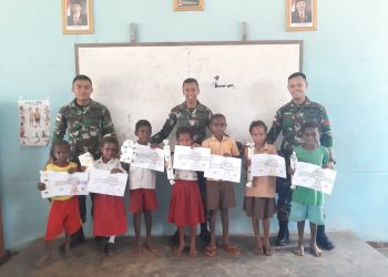 Peduli Pendidikan, Personel TNI Gelar Lomba Mewarnai di Perbatasan Negara