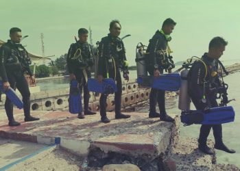 Semangat HUT Ke-5 Bakamla, Tim Respon Khusus Bentangkan Merah Putih di Laut Pulau Pramuka