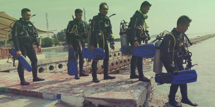 Semangat HUT Ke-5 Bakamla, Tim Respon Khusus Bentangkan Merah Putih di Laut Pulau Pramuka