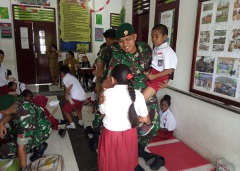 Kunjungi SLB Timika, Cara Satgas Yonif 754 Peringati HDI