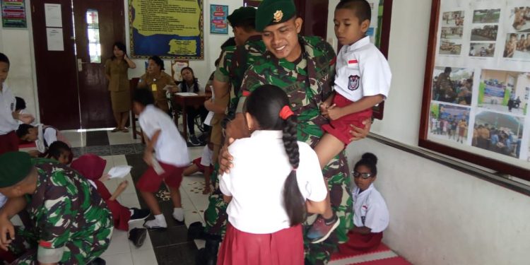 Kunjungi SLB Timika, Cara Satgas Yonif 754 Peringati HDI