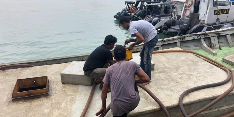 Bakamla Tangkap Dua Kapal, Diduga Transaksi BBM Ilegal