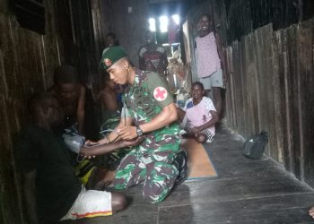 Peduli Kesehatan, Satgas Yonif 754 Kostrad Beri Pelayanan di Pemukiman Asmat