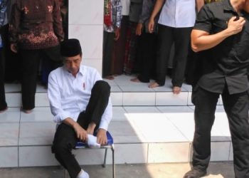 Islamofobia Tak Ada di Indonesia, Buktinya Jokowi Shalat