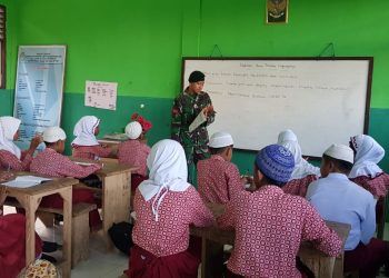 Kekurangan Guru, Dua Anggota Satgas Perbatasan TNI Turun Tangan