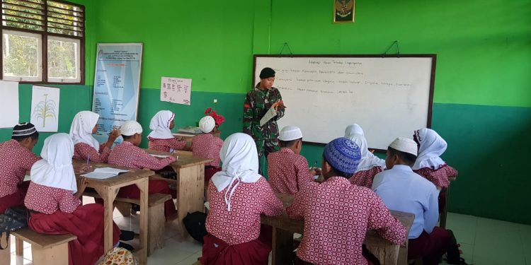 Kekurangan Guru, Dua Anggota Satgas Perbatasan TNI Turun Tangan