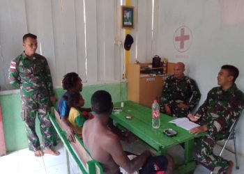 Sigap! Satgas Yonif 411 Kostrad Bantu Korban Kecelakaan