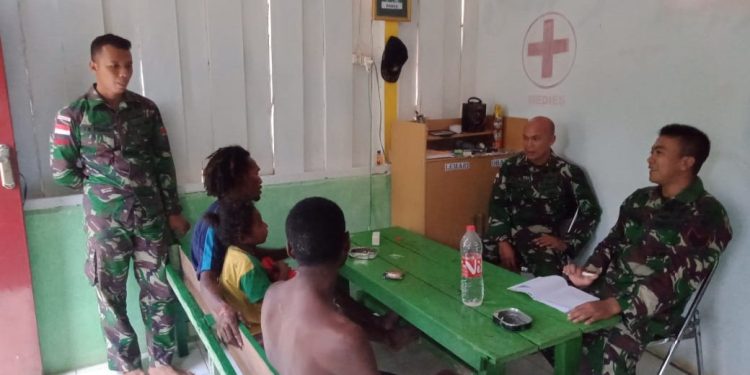 Sigap! Satgas Yonif 411 Kostrad Bantu Korban Kecelakaan