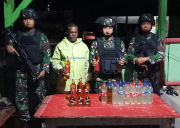 Jaga Keamanan, Satgas Pamtas RI-PNG Amankan Puluhan Botol Miras