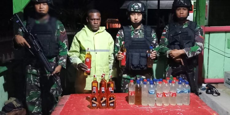 Jaga Keamanan, Satgas Pamtas RI-PNG Amankan Puluhan Botol Miras