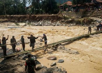 Warga Cileuksa, Desa Terisolir Efek Longsor Pilih Ngungsi di Tenda TNI