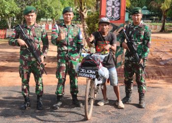 Jelajah Nusantara dengan Sepeda, Rajip Disambut Satgas Yonif 411 Kostrad di Perbatasan RI-PNG