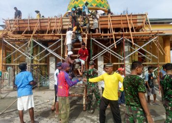 Bakti TNI Kepada Masyarakat, Personel Yonif RK 136/TS Karya Bakti di Desa Morella, Maluku