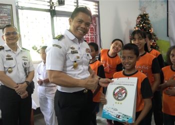 Meski Natal Telah Lewat, Personel Bakamla Tetap Berbagi