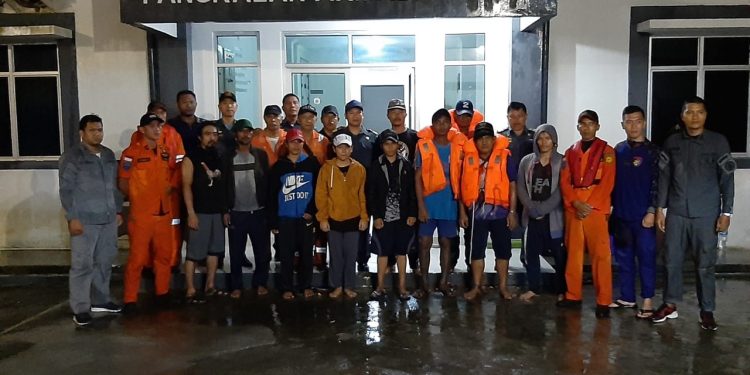 Terombang-ambing di Laut, ABK Kapal Bermuatan Semen Berhasil Diselamatkan Personel Bakamla