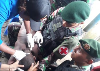 Tim Kesehatan Satgas Yonif 755 Kostrad Bantu Pengobatan Warga Sarmi, Papua