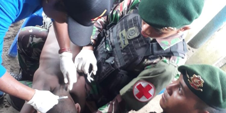 Tim Kesehatan Satgas Yonif 755 Kostrad Bantu Pengobatan Warga Sarmi, Papua