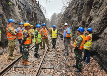 Bahu Membahu, Satgas Garuda TNI Buka Jalur Rel Kereta Zig Zag Railway, Australia