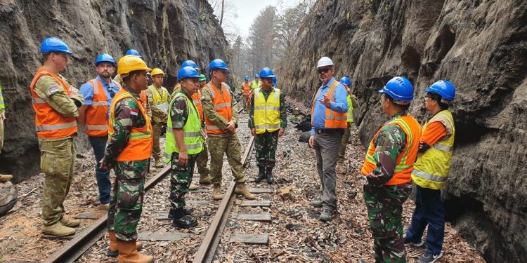 Bahu Membahu, Satgas Garuda TNI Buka Jalur Rel Kereta Zig Zag Railway, Australia