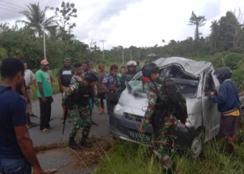 Satgas Yonif 754 Bantu Korban Kecelakaan di Kampung Tarawasih Bonggo Timur, Papua