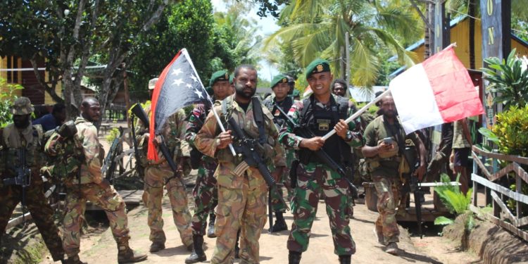Jalin Keakraban, TNI AD dan PNGDF Gelar Patroli Patok Bersama di Perbatasan RI-PNG