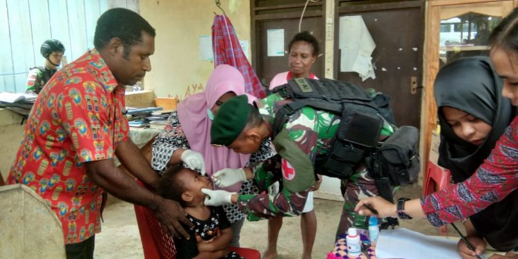 Peduli Masyarakat, Satgas Perbatasan Beri Pengobatan Gratis