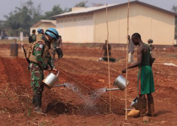 Satgas Kizi TNI Konga Ajarkan Bercocok Tanam Masyarakat Bimbo, Afrika Tengah