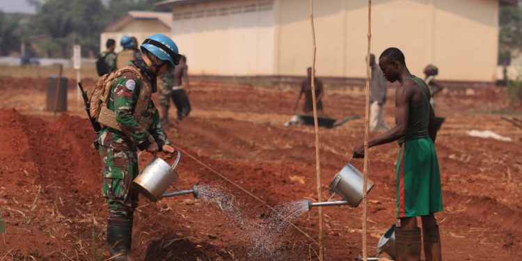 Satgas Kizi TNI Konga Ajarkan Bercocok Tanam Masyarakat Bimbo, Afrika Tengah