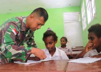 Prajurit TNI Perbatasan, Jadi Guru Dadakan Tingkatkan SDM Anak Papua