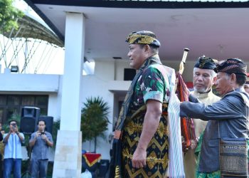 Suku Sasak Beri Gelar Adat ke Kasum TNI