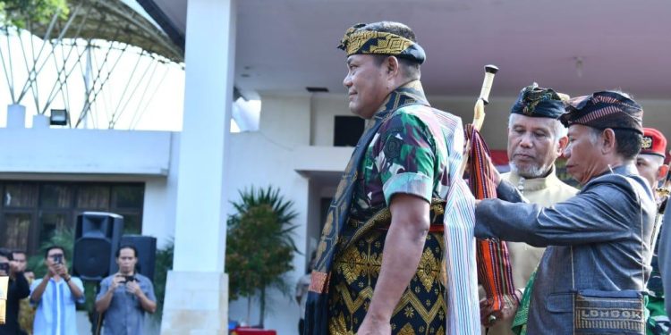 Suku Sasak Beri Gelar Adat ke Kasum TNI