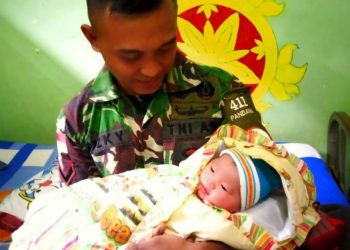 TNI Perbatasan Bantu Persalinan Warga Muting, Papua